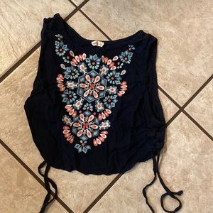 embroidered crop top from hollister 💅